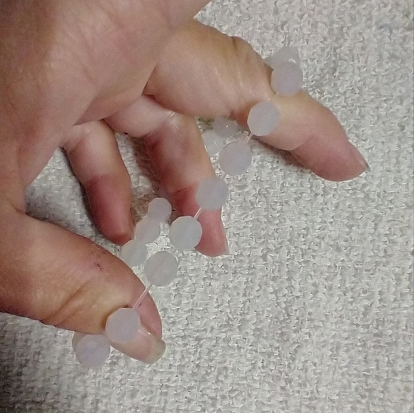 Very small plastic beads light pink stretch Bracelet - Picture 3 of 3